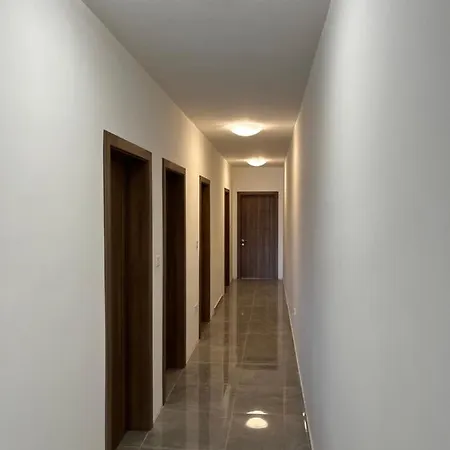 3 Bedroom - Walking Distance From Airport