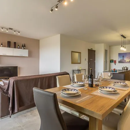 3 Bedroom - Walking Distance From Airport *