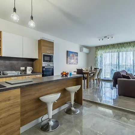 3 Bedroom - Walking Distance From Airport *