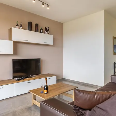 Appartamento 3 Bedroom - Walking Distance From Airport *