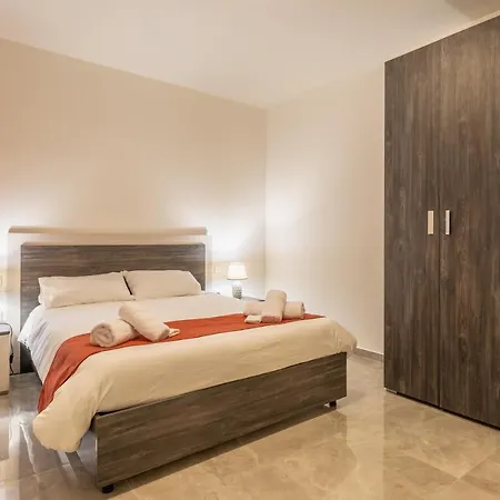 3 Bedroom - Walking Distance From Airport Appartamento