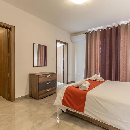 3 Bedroom - Walking Distance From Airport Appartamento Gudja