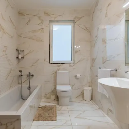 3 Bedroom - Walking Distance From Airport Appartamento
