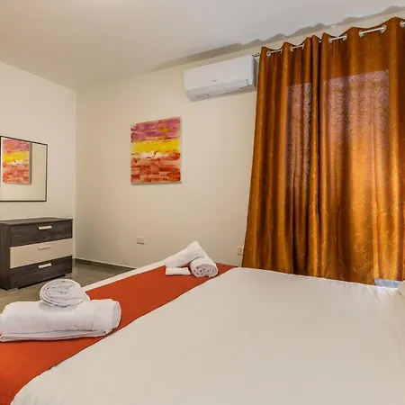 Apartment 3 Bedroom - Walking Distance From Airport