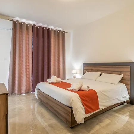 3 Bedroom - Walking Distance From Airport *