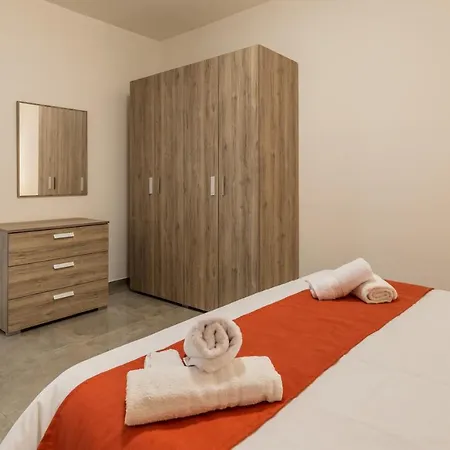 3 Bedroom - Walking Distance From Airport Apartment