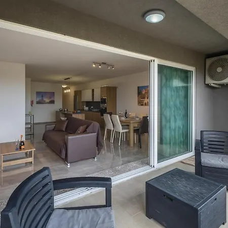 3 Bedroom - Walking Distance From Airport