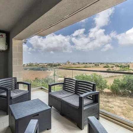 3 Bedroom - Walking Distance From Airport Apartment *
