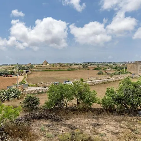 Apartment 3 Bedroom - Walking Distance From Airport *